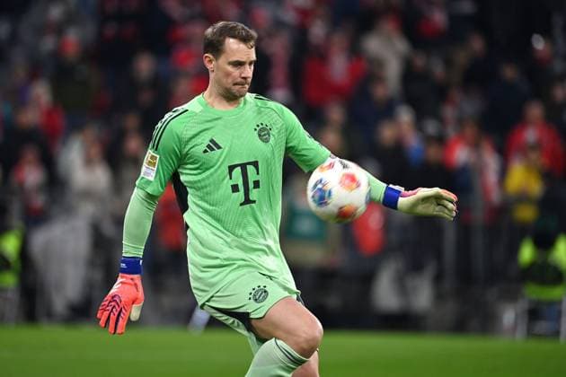 Manuel NEUER (Torwart Bayern Muenchen), Aktion,Einzelbild,angeschnittenes Einzelmotiv,Halbfigur,halbe Figur. Fussball 1. Bundesliga Saison 2025 2026, 12.Spieltag, Spieltag12 FC Bayern Muenchen - FC St. Pauli 3-1 am 29.11.2025 , A L L I A N Z A R E N A.