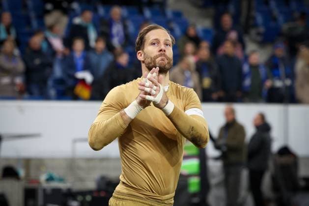 Oliver Baumann 1 (TSG 1899 Hoffenheim) wird von den Fans gefeiert nach Spielschluss, TSG Hoffenheim vs. FC Augsburg, Fussball, Bundesliga, DFL, Saison 2025 2026, Hinrunde, 12. Spieltag, 29.11.2025 DFB regulations prohibit any use of photographs as image sequences and or quasi-video Sinsheim Baden-Wuerttemberg Deutschland