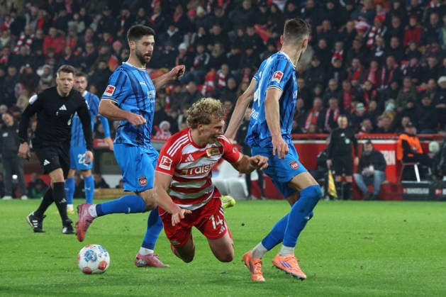 DEU, DFL, 1. FBL, 1.FC Union vs. Heidenheim, 29.11.2025, Stadion Alte Foersterei, Berlin, DEU, DFL, 1. FBL, 1.FC Union vs. Heidenheim, im Bild: Leopold Querfeld (1.FC Union Berlin 14), Stefan Schimmer (Heidenheim 9), Marvin Pieringer (Heidenheim 18) DFL - regulations prohibit any use of Photographs as image sequences and or quasi-video