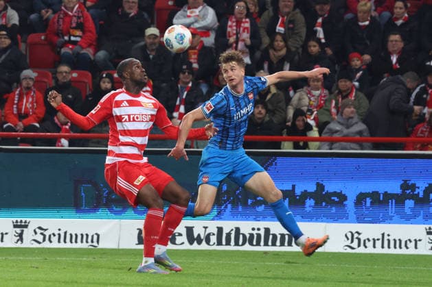 DEU, DFL, 1. FBL, 1.FC Union vs. Heidenheim, 29.11.2025, Stadion Alte Foersterei, Berlin, DEU, DFL, 1. FBL, 1.FC Union vs. Heidenheim, im Bild: Ilyas Ansah (1.FC Union Berlin 10), Jan Schoeppner (Heidenheim 3) DFL - regulations prohibit any use of Photographs as image sequences and or quasi-video
