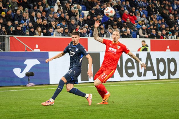 Deutschland: 1. Bundesliga 2025 26, 12. Spieltag - TSG Hoffenheim vs FC Augsburg, PreZero Arena (Sinsheim): Marius Wolf, (FC Augsburg, 27) Sinsheim PreZero Arena Baden-Württemberg Deutschland Copyright: xBenedictxChristx