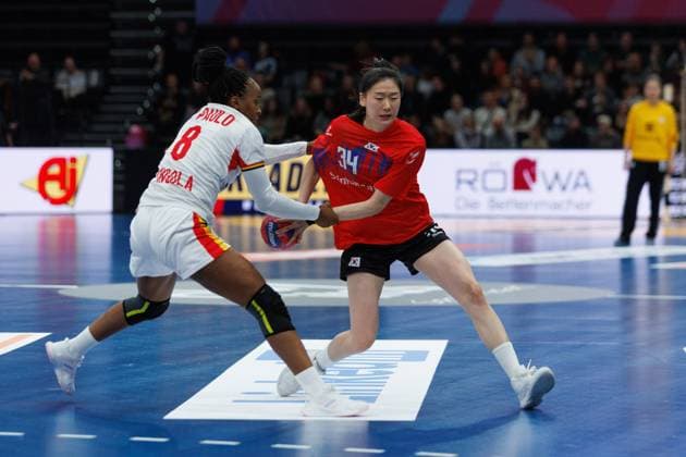 Ji In Jung (Suedkorea) im Zweikampf mit Helena Gilda Simao Paulo (Angola), Angola vs Suedkorea, Handball, IHF Handball Weltmeisterschaft der Frauen, 1. Spieltag, 29.11.2025 Angola vs Suedkorea, Handball, IHF Handball Weltmeisterschaft der Frauen, 1. Spieltag, 29.11.2025 Copyright: xEibner-Pressefoto AlexanderxNeisx EP_ANS