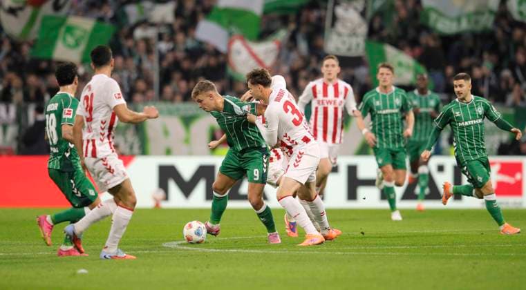 Foto : Keke TOPP (Werder) gegen Rav van den BERG (Köln , rechts) Fussball 1. Bundesliga , 12. Spieltag am Sa. 29.11.2025 Werder Bremen - 1. FC Köln