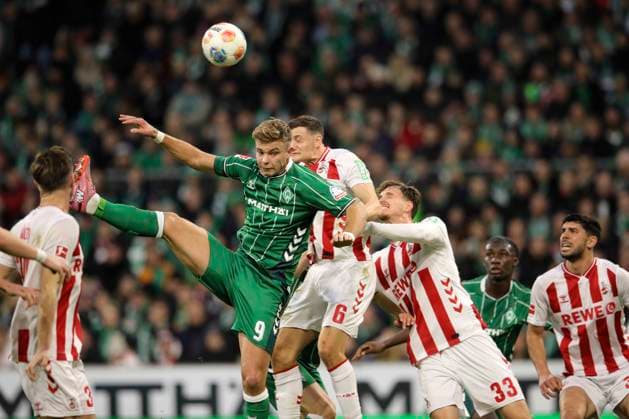 Foto : Keke TOPP (Werder) köpft gegen Eric MARTEL (Köln) und rechts ... Rav van den BERG (Köln) Fussball 1. Bundesliga , 12. Spieltag am Sa. 29.11.2025 Werder Bremen - 1. FC Köln