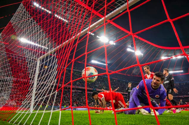 29.11.2025, Fussball Bundesliga 2025 2026, 12.Spieltag, FC Bayern München - FC St. Pauli, in der Allianz-Arena München, Kopfballtor zur 2:1 Führung von Luis Diaz (li, FC Bayern München) gegn den machtlosen Torwart Nikola Vasilj (re, FC St. Pauli). ***DFL and DFB regulations prohibit any use of photographs as image sequences and or quasi-video.*** *** 29 11 2025, Soccer Bundesliga 2025 2026, Matchday 12, FC Bayern Munich FC St Pauli, in the Allianz Arena Munich, Header for a 2 1 lead by Luis Diaz left, FC Bayern Munich against the powerless goalkeeper Nikola Vasilj right, FC St Pauli DFL and DFB regulations prohibit any use of photographs as image sequences and or quasi video