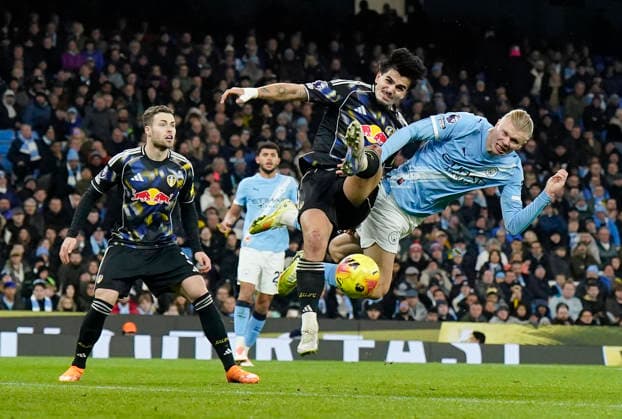 Manchester, England, 29th November 2025. Erling Haaland of Manchester City (R) is challenged by Pascal Struijk of Leeds United during the Manchester City vs Leeds United Premier League match at the Etihad Stadium, Manchester. Picture credit should read: Andrew Yates Sportimage EDITORIAL USE ONLY. No use with unauthorised audio, video, data, fixture lists, club league logos or live services. Online in-match use limited to 120 images, no video emulation. No use in betting, games or single club league player publications. SPI_025_AY_MAN_CITY_LEEDS SPI-4333-0025
