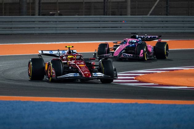 Lewis Hamilton (Scuderia Ferrari HP, Großbritannien, 44) im SF-25, Pierre Gasly (BWT Alpine F1 Team, Frankreich, 10) im Alpine A525, QTR, Formel 1 Weltmeisterschaft, Qatar Grand Prix, Lusail International Circuit, Sprintrennen, 29.11.2025 QTR, Formel 1 Weltmeisterschaft, Qatar Grand Prix, Lusail International Circuit, 29.11.2025 Lusail Copyright: xEibner-Pressefoto Memmlerx EP_MMR