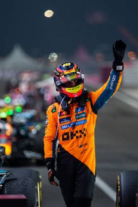 Oscar Piastri (McLaren Formula 1 Team, Australien, 81) jubelt im Parc Ferme ueber den Sieg im Sprint , QTR, Formel 1 Weltmeisterschaft, Qatar Grand Prix, Lusail International Circuit, Sprintrennen, 29.11.2025 QTR, Formel 1 Weltmeisterschaft, Qatar Grand Prix, Lusail International Circuit, 29.11.2025 Lusail Copyright: xEibner-Pressefoto Memmlerx EP_MMR
