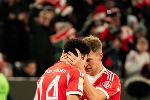 Deutschland, Fußball, 1. Bundesliga 2025 26, 12. Spieltag - FC Bayern München gegen FC St. Pauli - Allianz Arena München: Luis Diaz (Bayern), 14 und Joshua Kimmich (Bayern), 6 beim Torjubel zum 2:1 für den FC Bayern Copyright: xJamesxZabelx