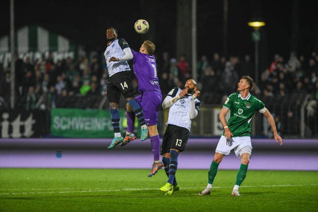 -1. FC 1905 Schweinfurt vs. SV Waldhof Mannheim, Sachs-Stadion Football, 3. Liga -1. FC 1905 Schweinfurt vs. SV Waldhof Mannheim 29 Nov 2025 Sachs-Stadion , Schweinfurt, Germany Image: Emmanuel Iyoha (SV Waldhof Mannheim), GK Toni Stahl (Schweinfurt) DFL REGULATIONS PROHIBIT ANY USE OF PHOTOGRAPHS AS IMAGE SEQUENCES AND OR QUASI-VIDEO Schweinfurt Sachs-Stadion Bayern Germany Copyright: xPresseFotoxEvansx