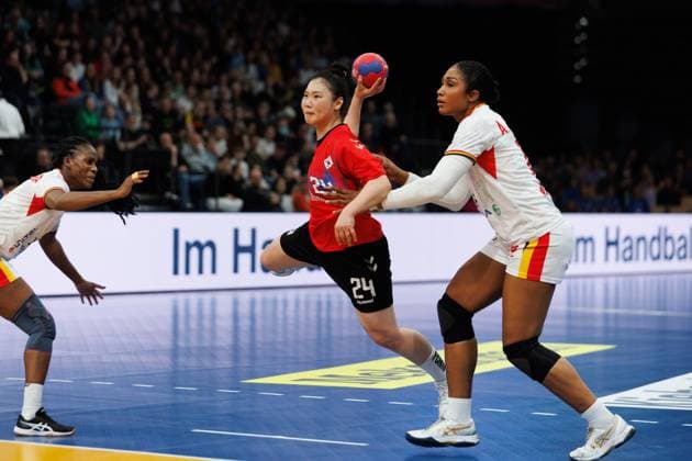 Youjin Hur (Suedkorea) im Zweikampf mit Albertina Da Cruz Kassoma (Angola), Angola vs Suedkorea, Handball, IHF Handball Weltmeisterschaft der Frauen, 1. Spieltag, 29.11.2025 Angola vs Suedkorea, Handball, IHF Handball Weltmeisterschaft der Frauen, 1. Spieltag, 29.11.2025 Copyright: xEibner-Pressefoto AlexanderxNeisx EP_ANS