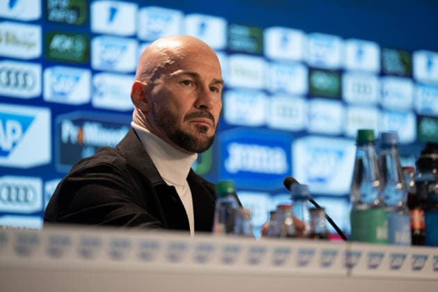 Pressekonferenz nach den Spiel, Jubel, Christian Ilzer (TSG 1899 Hoffenheim, Cheftrainer) GER, TSG 1899 Hoffenheim vs. FC Augsburg, Fussball, Herren, 1. Bundesliga, 12. Spieltag, Spielzeit 2025 2026, 29.11.2025, DFL DFB REGULATIONS PROHIBIT ANY USE OF PHOTOGRAPHS AS IMAGE SEQUENCES AND OR QUASI-VIDEO, GER, TSG 1899 Hoffenheim vs. FC Augsburg, Fussball, Herren, 1. Bundesliga, 12. Spieltag, Spielzeit 2025 2026, 29.11.2025 Sinsheim Copyright: xEibner-Pressefoto WolfgangxFrankx EP_WFK