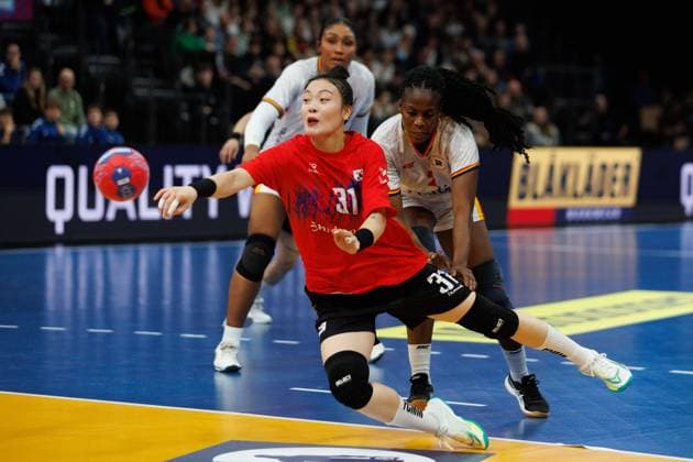Boeun Gim (Suedkorea) im Zweikampf mit Vilma Pegado Nenganga (Angola), Angola vs Suedkorea, Handball, IHF Handball Weltmeisterschaft der Frauen, 1. Spieltag, 29.11.2025 Angola vs Suedkorea, Handball, IHF Handball Weltmeisterschaft der Frauen, 1. Spieltag, 29.11.2025 Copyright: xEibner-Pressefoto AlexanderxNeisx EP_ANS