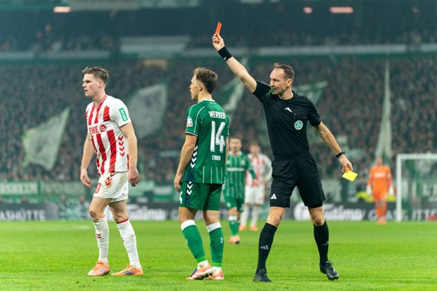 Gelb Rote Karte Platzverweis Niklas Stark (SV Werder Bremen, 04), Gelb Rot von Bastian Dankert (Schiedsrichter), GER, SV Werder Bremen vs 1. FC Koeln, Fussball, Bundesliga, Spieltag 12, Saison 2025 2026, 29.11.2025 DFL REGULATIONS PROHIBIT ANY USE OF PHOTOGRAPHS AS IMAGE SEQUENCES AND OR QUASI-VIDEO GER, SV Werder Bremen vs 1. FC Koeln, Fussball, Bundesliga, Spieltag 12, Saison 2025 2026, 29.11.2025 Bremen Copyright: xEibner-Pressefoto MaxxVincenx EP_MVN