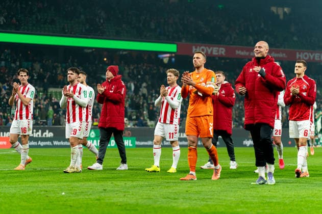 Koelner Mannschaft nach Spielende vor den Fans, Jakub Kaminski (1. FC Koeln, 16), Jan Thielmann (1. FC Koeln, 29), Florian Kainz (1. FC Koeln, 11), Torwart Marvin Schwaebe (1. FC Koeln, 01), Sebastian Sebulonsen (1. FC Koeln, 28), Eric Martel (1. FC Koeln, 06), GER, SV Werder Bremen vs 1. FC Koeln, Fussball, Bundesliga, Spieltag 12, Saison 2025 2026, 29.11.2025 DFL REGULATIONS PROHIBIT ANY USE OF PHOTOGRAPHS AS IMAGE SEQUENCES AND OR QUASI-VIDEO GER, SV Werder Bremen vs 1. FC Koeln, Fussball, Bundesliga, Spieltag 12, Saison 2025 2026, 29.11.2025 Bremen Copyright: xEibner-Pressefoto MaxxVincenx EP_MVN