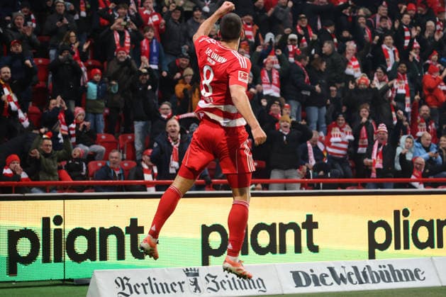 1. Fußball Bundesliga Union Berlin - 1. FC Heidenheim Torjubel, Jubel. Rani Khedira (1. FC Union Berlin, 8) jubelt über das Tor zum 1:0 , während der Begegnung in der 1. Fußball Bundesliga Union Berlin - 1. FC Heidenheim in Berlin, Stadion An der alten Försterei , am 29.11.2025. DFB regulations prohibit any use of photographs as image sequences and or quasi video. Copyright: xBEAUTIFULxSPORTS Frankex