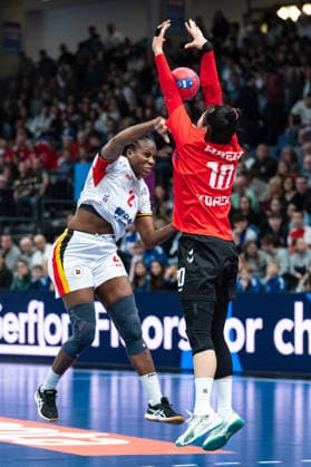 SONG Haeri (10 Republic of Korea) blocks a shot from NENGANGA Vilma Pegado (2 Angola) during the IHF Women s Handball World Championship, WM, Weltmeisterschaft game between Angola and Republic of Korea at the SWT Arena in Trier, Germany Copyright: xMartinxPitschx xSPPx Sportspressphoto_SPR67108