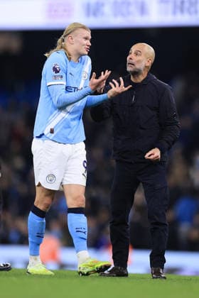 Football - Premier League - Manchester United, ManU v Leeds United 29th November 2025 - Premier League - Manchester City v Leeds United - Erling Haaland of Manchester City speaks to Manchester City manager Pep Guardiola after the match - Photo: Simon Stacpoole Offside. Manchester UK *** Fußball Premier League Manchester United gegen Leeds United 29. November 2025 Premier League Manchester City gegen Leeds United Erling Haaland von Manchester City spricht nach dem Spiel mit Manchester City-Manager Pep Guardiola Foto Simon Stacpoole Abseits Manchester UK  Copyright: xSimonxStacpoolexOffside