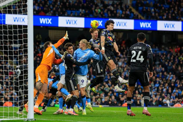 Manchester City v Leeds United Premier League 29 11 2025. Joe Rodon (6) of Leeds United makes a defensive headed clearance during the Premier League match between Manchester City and Leeds United at the Etihad Stadium, Manchester, England on 29 November 2025. Manchester Etihad Stadium Manchester England Editorial use only DataCo restrictions apply See www.football-dataco.com , Copyright: xConorxMolloyx PSI-23306-0050