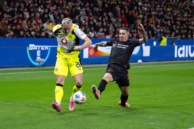 29.11.2025, Fussball, 1. Bundesliga, 12. Spieltag Saison 2025 2026, Bayer Leverkusen - Borussia Dortmund, Julian Ryerson (Borussia Dortmund), Alejandro Grimaldo (Bayer Leverkusen) xRHR-FOTO TKx Copyright: RHR-FOTOx RHR-FOTO TK