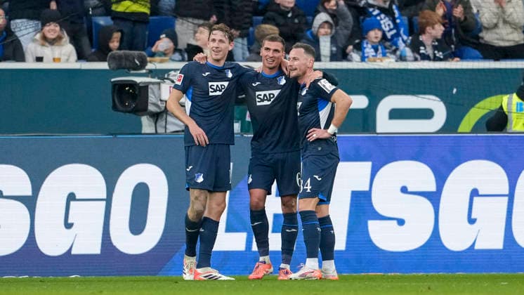 v.li.: Wouter Burger (Hoffenheim, 18), Torschütze Grischa Prömel (Hoffenheim, 6), Vladimir Coufal (Hoffenheim, 34), Spieler der TSG 1899 Hoffenheim, jubeln über das Tor zum 3:0, Jubel, Torjubel, Torerfolg, celebrate the goal, goal, celebration, jubelt ueber das Tor, Freuen, Freude, freut sich, optimistisch, positiv, Spielszene, Highlight, Action, Aktion, 29.11.2025, Sinsheim (Deutschland), Fussball, Bundesliga, TSG 1899 Hoffenheim - FC Augsburg, DFB DFL REGULATIONS PROHIBIT ANY USE OF PHOTOGRAPHS AS IMAGE SEQUENCES AND OR QUASI-VIDEO.