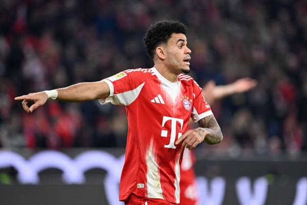 Luis DIAZ (Bayern Muenchen), Gestik,gibt Anweisungen, Aktion,Einzelbild,angeschnittenes Einzelmotiv,Halbfigur,halbe Figur. Fussball 1. Bundesliga Saison 2025 2026, 12.Spieltag, Spieltag12 FC Bayern Muenchen - FC St. Pauli 3-1 am 29.11.2025 , A L L I A N Z A R E N A.