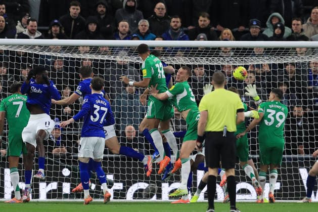 29th November 2025; Hill Dickinson Stadium, Liverpool, England; Premier League Football, Everton versus Newcastle United; Malick Thiaw of Newcastle United beats Everton goalkeeper Jordan Pickford with a header to score for 0-1 in the first minute  DavidxBlunsden