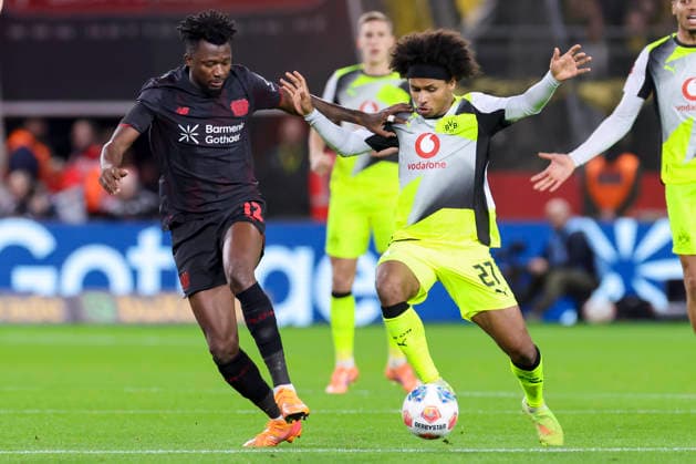 Edmond Tapsoba (Bayer 04 Leverkusen) und Karim Adeyemi (Borussia Dortmund) kaempfen um den Ball, Bundesliga, Bayer 04 Leverkusen v Borussia Dortmund, BayArena am 29. November 2025 in Leverkusen, Deutschland. (Foto von Marco Steinbrenner DeFodi Images) Edmond Tapsoba (Bayer 04 Leverkusen) und Karim Adeyemi (Borussia Dortmund) battle for the ball, Bundesliga, Bayer 04 Leverkusen v Borussia Dortmund, BayArena, November 29, 2025 in Leverkusen, Germany. (Photo by Marco Steinbrenner DeFodi Images) DFL regulations prohibit any use of photographs as image sequences and or quasi-video.