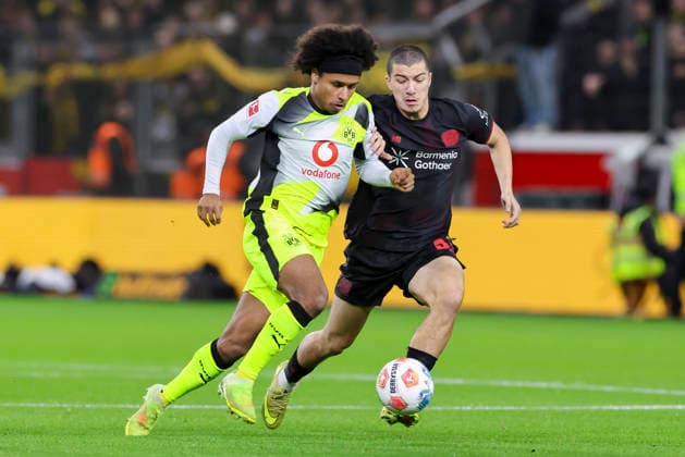 Karim Adeyemi (Borussia Dortmund) und Ibrahim Maza (Bayer 04 Leverkusen) kaempfen um den Ball, Bundesliga, Bayer 04 Leverkusen v Borussia Dortmund, BayArena am 29. November 2025 in Leverkusen, Deutschland. (Foto von Marco Steinbrenner DeFodi Images) Karim Adeyemi (Borussia Dortmund) und Ibrahim Maza (Bayer 04 Leverkusen) battle for the ball, Bundesliga, Bayer 04 Leverkusen v Borussia Dortmund, BayArena, November 29, 2025 in Leverkusen, Germany. (Photo by Marco Steinbrenner DeFodi Images) DFL regulations prohibit any use of photographs as image sequences and or quasi-video.