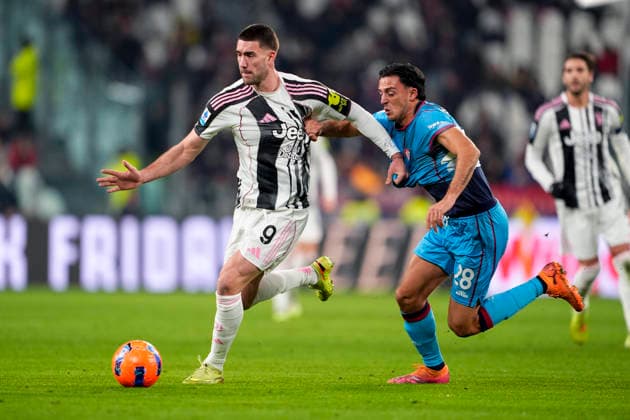 JuventusÕs Dusan Vlahovic fights for the ball with Cagliari s Gabriele Zappa during the Serie A soccer match between Juventus Fc and Cagliariat the Juventus Stadium in Turin, north west Italy - November 29, 2025. - Soccer  Copyright: xFabioxFerrari LaPressex