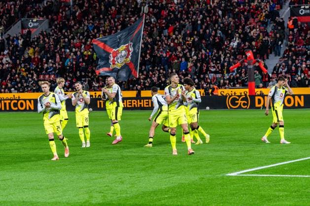 29.11.2025, Bayer 04 Leverkusen vs. Borussia Dortmund, 1. Bundesliga, 12. Spieltag BVB läuft auf die Fans zu Wichtiger Hinweis: Gemaess den Vorgaben der DFL Deutsche Fussball Liga bzw. des DFB Deutscher Fussball-Bund ist es untersagt, in dem Stadion und oder vom Spiel angefertigte Fotoaufnahmen in Form von Sequenzbildern und oder videoaehnlichen Fotostrecken zu verwerten Copyright: xBahhoxKarax