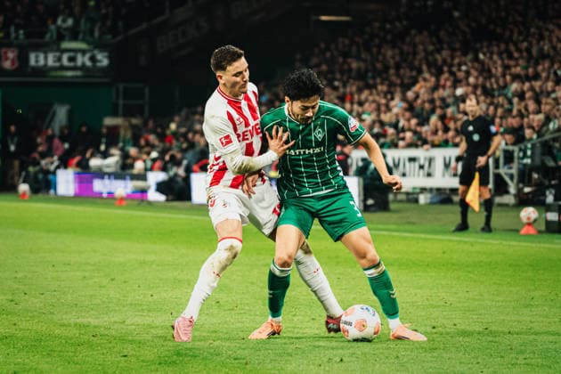 1. Bundesliga: SV Werder Bremen vs. 1. FC Köln, 29.11.2025 Said El Mala (1. FC Köln, 13) gegen Yukinari Sugawara (Werder Bremen, 3); Fußball, 1. Bundesliga, 12. Spieltag: SV Werder Bremen vs. 1. FC Köln am 29.11.2025 im Weserstadion, Bremen DFL REGULATIONS PROHIBIT ANY USE OF PHOTOGRAPHS AS IMAGE SEQUENCES AND OR QUASI-VIDEO. Copyright: xBEAUTIFULxSPORTS Tonhäuserx