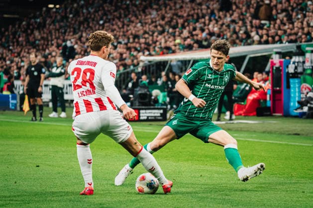 1. Bundesliga: SV Werder Bremen vs. 1. FC Köln, 29.11.2025 Sebastian Sebulonsen (1. FC Köln, 28) gegen Jens Stage (Werder Bremen, 6); Fußball, 1. Bundesliga, 12. Spieltag: SV Werder Bremen vs. 1. FC Köln am 29.11.2025 im Weserstadion, Bremen DFL REGULATIONS PROHIBIT ANY USE OF PHOTOGRAPHS AS IMAGE SEQUENCES AND OR QUASI-VIDEO. Copyright: xBEAUTIFULxSPORTS Tonhäuserx