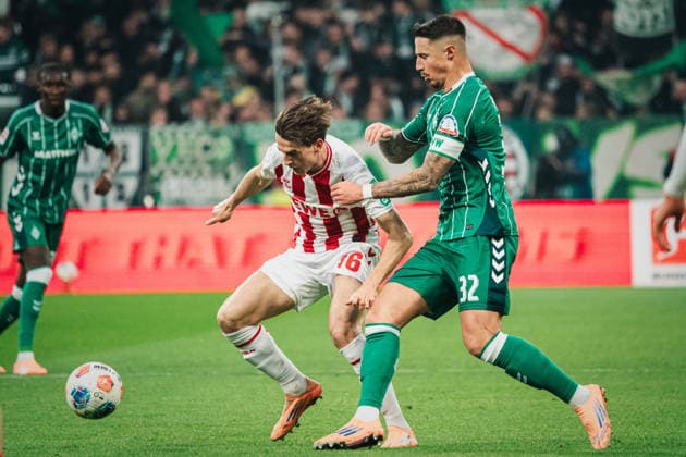 1. Bundesliga: SV Werder Bremen vs. 1. FC Köln, 29.11.2025 Jakub Kami?ski (1. FC Köln, 16) gegen Marco Friedl (Werder Bremen, 32); Fußball, 1. Bundesliga, 12. Spieltag: SV Werder Bremen vs. 1. FC Köln am 29.11.2025 im Weserstadion, Bremen DFL REGULATIONS PROHIBIT ANY USE OF PHOTOGRAPHS AS IMAGE SEQUENCES AND OR QUASI-VIDEO. Copyright: xBEAUTIFULxSPORTS Tonhäuserx