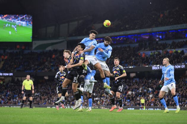 Football - Premier League - Manchester United, ManU v Leeds United 29th November 2025 - Premier League - Manchester City v Leeds United - Joe Rodon of Leeds United (L) and Pascal Struijk of Leeds United (2L) battle with Nico O Reilly of Manchester City (2R) and Josko Gvardiol of Manchester City (R) - Photo: Simon Stacpoole Offside. Manchester UK Copyright: xSimonxStacpoolexOffside