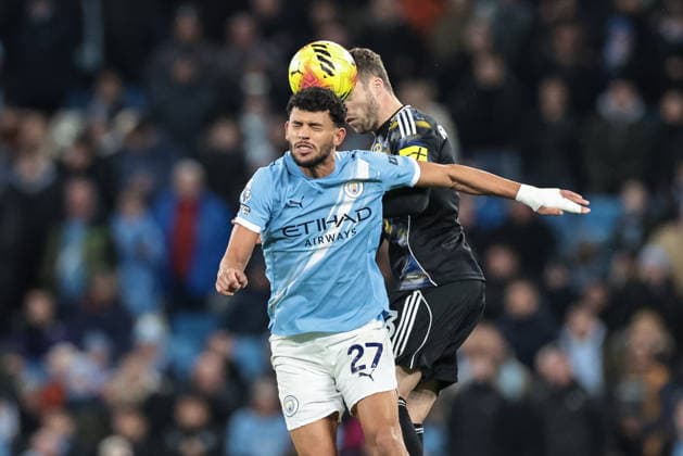 Premier League Manchester City v Leeds United Matheus Nunes of Manchester City jumps up to win the high ball from Gabriel Gudmundsson of Leeds United during the Premier League match Manchester City vs Leeds United at Etihad Stadium, Manchester, United Kingdom, 29th November 2025 (Photo by Mark Cosgrove News Images) Manchester Etihad Stadium Manchester United, ManU Kingdom Copyright: xMarkxCosgrove NewsxImagesx