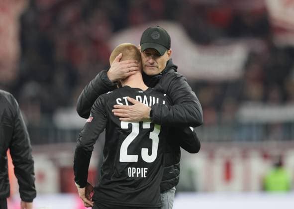 Enttaeuscht . . . St.Paulis 23 OPPIE und St.Paulis Trainer Alexander BLESSIN nach Spielende. Fussball: Muenchen - St.Pauli. Fußball - Bundesliga, FC Bayern München - FC St.Pauli Hamburg, 12.Spieltag, Saison 2025-2026, am 29.11.2025 in Muenchen, A L L I A N Z A R E N A, Deutschland. Quelle Copyright Credit : Oryk HAIST
