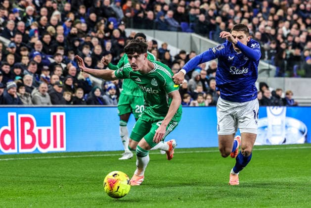 Premier League Everton v Newcastle United Tino Livramento of Newcastle United and Vitaliy Mykolenko of Everton battle for the ball during the Premier League match Everton vs Newcastle United at Hill Dickinson Stadium, Liverpool, United Kingdom, 29th November 2025 (Photo by Alfie Cosgrove News Images) Liverpool Hill Dickinson Stadium Merseyside United Kingdom Copyright: xAlfiexCosgrove NewsxImagesx