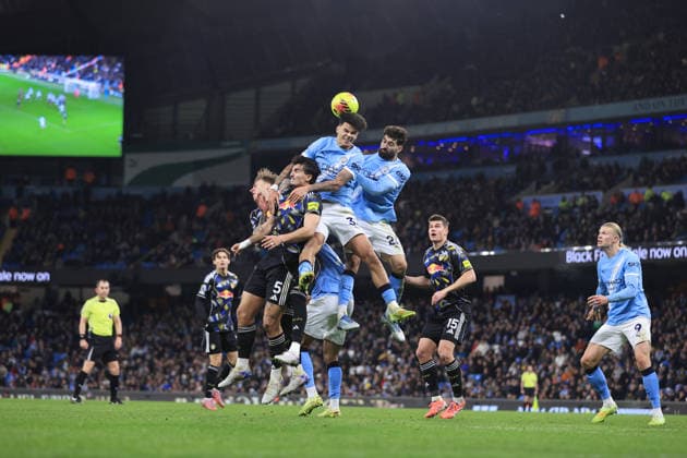 Football - Premier League - Manchester United, ManU v Leeds United 29th November 2025 - Premier League - Manchester City v Leeds United - Joe Rodon of Leeds United (L) and Pascal Struijk of Leeds United (2L) battle with Nico O Reilly of Manchester City (2R) and Josko Gvardiol of Manchester City (R) - Photo: Simon Stacpoole Offside. Manchester UK Copyright: xSimonxStacpoolexOffside