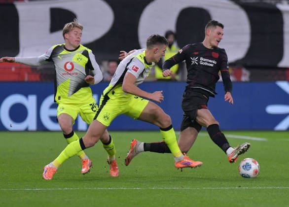 29.11.2025, xblx, Fussball 1.Bundesliga, Bayer 04 Leverkusen - Borussia Dortmund v.l. Daniel Svensson (Borussia Dortmund), Nico Schlotterbeck (Borussia Dortmund), Patrik Schick (Bayer Leverkusen) (DFL DFB REGULATIONS PROHIBIT ANY USE OF PHOTOGRAPHS as IMAGE SEQUENCES and or QUASI-VIDEO) Leverkusen