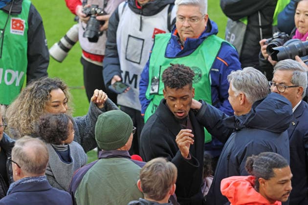 Kingsley Coman (FCB) verabschiedet sich, umringt von Freunden Fussball 1. BL FC Bayern München - FC St. Pauli 29.11.2025 Allianz Arena FOTO: Mladen Lackovic LakoPress