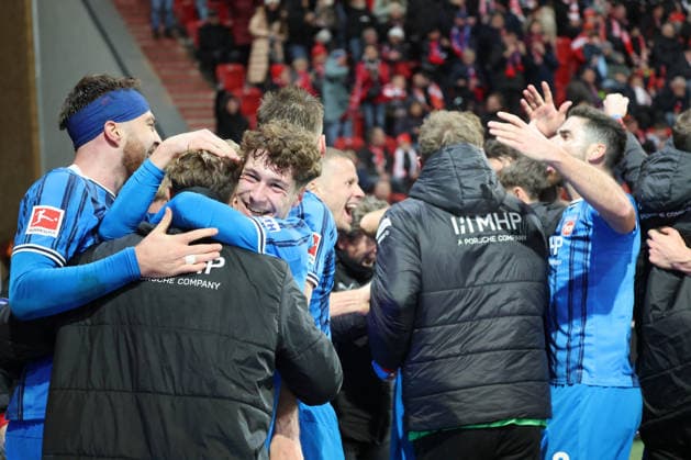 1. Fußball Bundesliga Union Berlin - 1. FC Heidenheim Schlussjubel, Sieg, Torschütze zum 1:2 Jan Schöppner (Heidenheim, 3) jubelt, während der Begegnung in der 1. Fußball Bundesliga Union Berlin - 1. FC Heidenheim in Berlin, Stadion An der alten Försterei , am 29.11.2025. DFB regulations prohibit any use of photographs as image sequences and or quasi video. Copyright: xBEAUTIFULxSPORTS Frankex