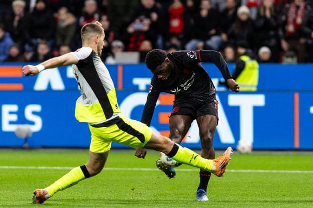 1. Fußball Bundesliga: Bayer 04 Leverkusen - Borussia Dortmund; 29.11.2025 Ernest Poku (Bayer 04 Leverkusen, 19), Waldemar Anton (Borussia Dortmund, 3) 1. Fußball Bundesliga: Bayer 04 Leverkusen - Borussia Dortmund, BayArena, Leverkusen; 29.11.2025 DFL regulations prohibit any use of photographs as image sequences and or quasi video. *** 1 Soccer Bundesliga Bayer 04 Leverkusen Borussia Dortmund 29 11 2025 Ernest Poku Bayer 04 Leverkusen, 19 , Waldemar Anton Borussia Dortmund, 3 1 Soccer Bundesliga Bayer 04 Leverkusen Borussia Dortmund, BayArena, Leverkusen 29 11 2025 DFL regulations prohibit any use of photographs as image sequences and or quasi video Copyright: xBEAUTIFULxSPORTS Buriakovx