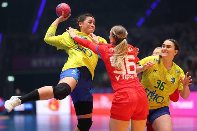 Brasilien - Tschechien, IHF Handball-WM der Frauen Giulia Guarieiro (Brasilien, 23) gegen Charlotte Cholevova (Tschechien, 96). Rechts Marcela Santos Arounian (Brasilien, 36). Vorrundenspiel der Handball-WM der Frauen zwischen Brasilien und Tschechien am 29. November 2025 in der Porsche-Arena in Stuttgart., Stuttgart Baden-Württemberg Deutschland Porsche-Arena