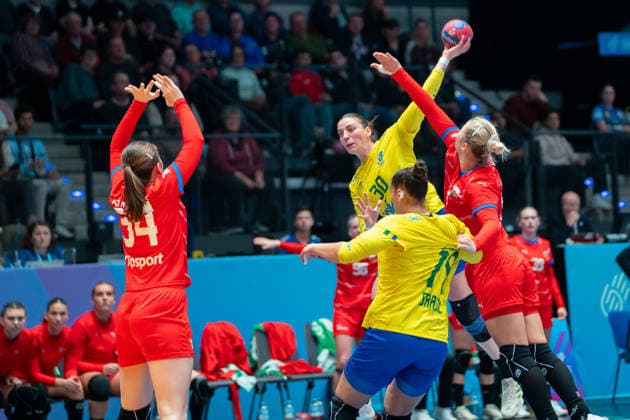 Handball I Frauen I Weltmeisterschaft I Vorrunde I 2. Spieltag I Brasilien - Tschechien I 29.11.2025 Gabriela Clausson Bitolo (30, Brasilien) im Wurf über den Block Stuttgart Porsche Arena Baden-Württemberg Deutschland Copyright: xLobeca MaxxPetershansx