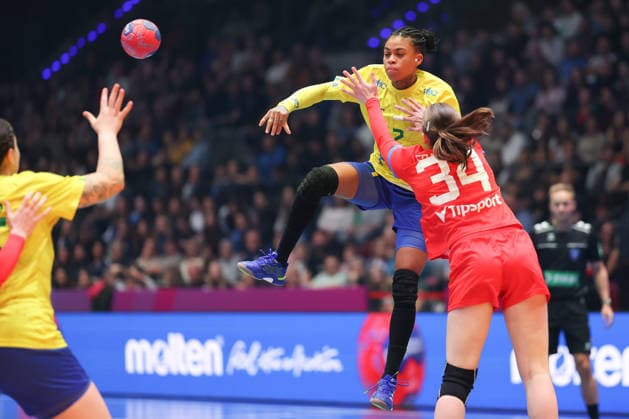 Brasilien - Tschechien, IHF Handball-WM der Frauen Bruna De Paula (Brasilien, 2) gegen Julie Frankova (Tschechien, 34). Vorrundenspiel der Handball-WM der Frauen zwischen Brasilien und Tschechien am 29. November 2025 in der Porsche-Arena in Stuttgart., Stuttgart Baden-Württemberg Deutschland Porsche-Arena
