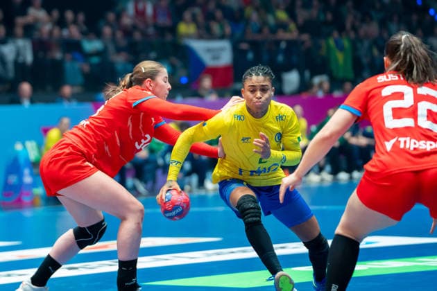 Handball I Frauen I Weltmeisterschaft I Vorrunde I 2. Spieltag I Brasilien - Tschechien I 29.11.2025 Bruna de Paula (2, Brasilien) mit Ball Stuttgart Porsche Arena Baden-Württemberg Deutschland Copyright: xLobeca MaxxPetershansx