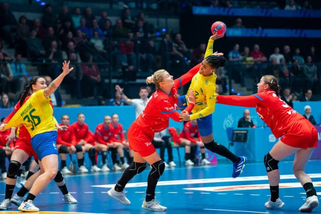 Handball I Frauen I Weltmeisterschaft I Vorrunde I 2. Spieltag I Brasilien - Tschechien I 29.11.2025 Bruna de Paula (2, Brasilien) im wurf Stuttgart Porsche Arena Baden-Württemberg Deutschland Copyright: xLobeca MaxxPetershansx