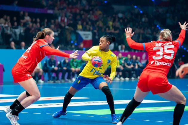 Handball I Frauen I Weltmeisterschaft I Vorrunde I 2. Spieltag I Brasilien - Tschechien I 29.11.2025 Bruna de Paula (2, Brasilien) mit Ball Stuttgart Porsche Arena Baden-Württemberg Deutschland Copyright: xLobeca MaxxPetershansx