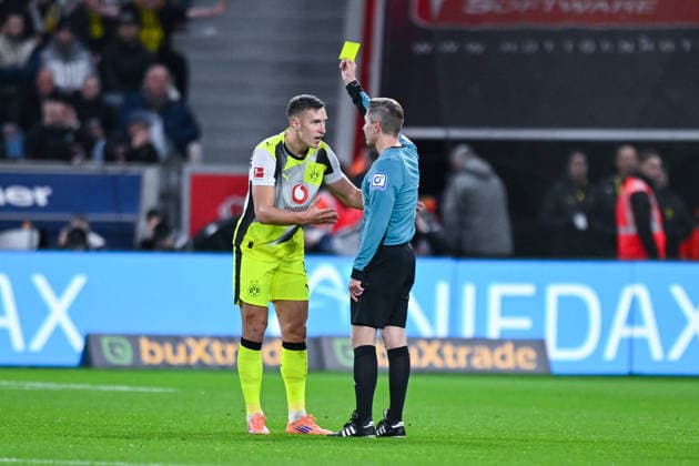 29.11.2025, Fussball, 1. Bundesliga, 12. Spieltag Saison 2025 2026, Bayer Leverkusen - Borussia Dortmund, Gelbe Karte Nico Schlotterbeck (Borussia Dortmund) xRHR-FOTO TKx Copyright: RHR-FOTOx RHR-FOTO TK